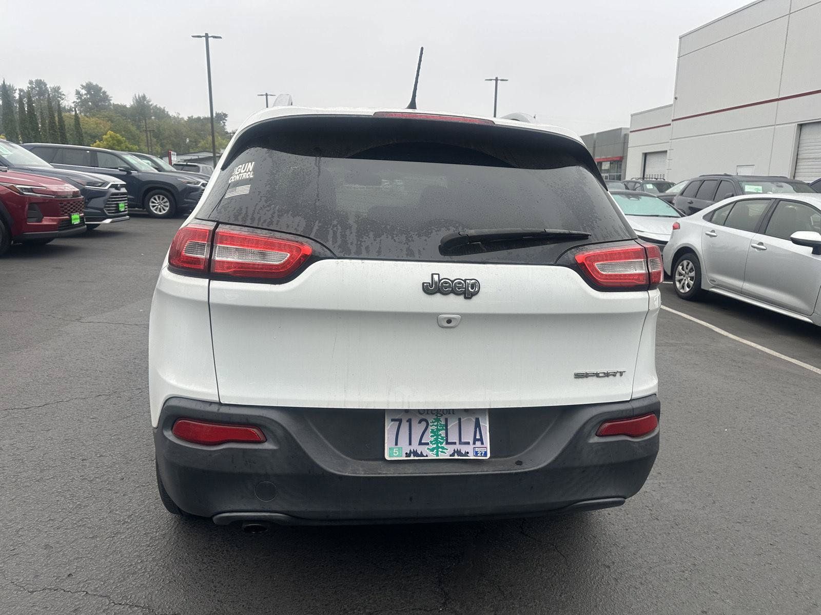 Used 2015 Jeep Cherokee Sport FWD image 3