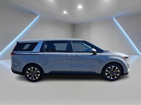 Used 2023 Kia Carnival EX image 4