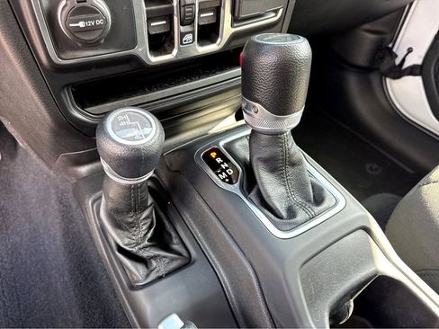 Certified 2022 Jeep Gladiator Willys image 23