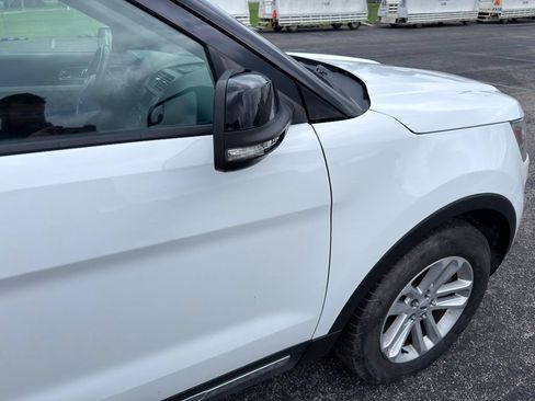 Used 2017 Ford Explorer XLT FWD image 3