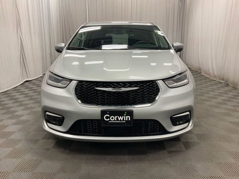 Used 2023 Chrysler Pacifica Touring-L image 7