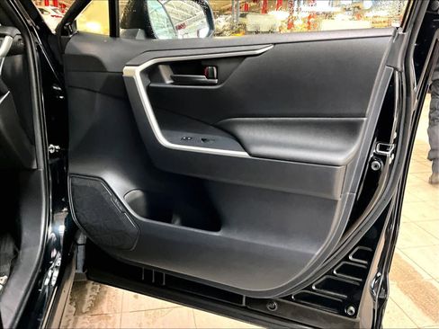 Used 2021 Toyota RAV4 SE image 12