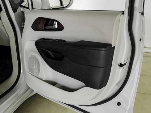 Used 2020 Chrysler Pacifica Limited w/ Advanced Safetytec Group FWD image 39