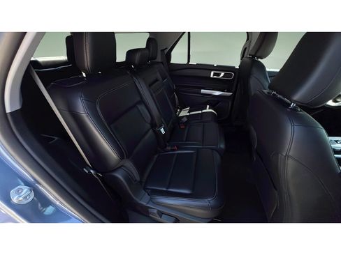 Used 2021 Ford Explorer XLT w/ Equipment Group 202A AWD/4WD image 31