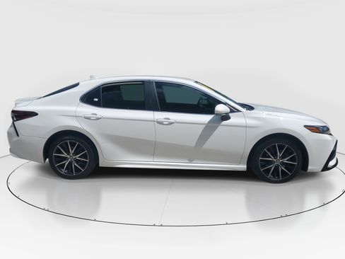 Used 2023 Toyota Camry SE FWD image 2