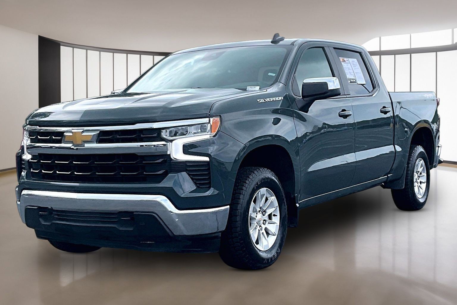 Used 2025 Chevrolet Silverado 1500 LT AWD/4WD image 3