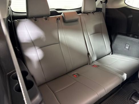 Used 2020 Toyota Highlander XLE AWD/4WD image 18