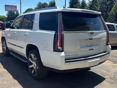 Used 2017 Cadillac Escalade Luxury AWD/4WD image 6