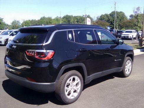 Used 2024 Jeep Compass Latitude AWD/4WD image 4
