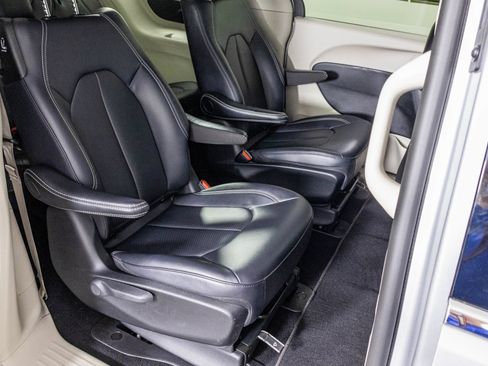 Used 2024 Chrysler Pacifica Limited FWD image 43