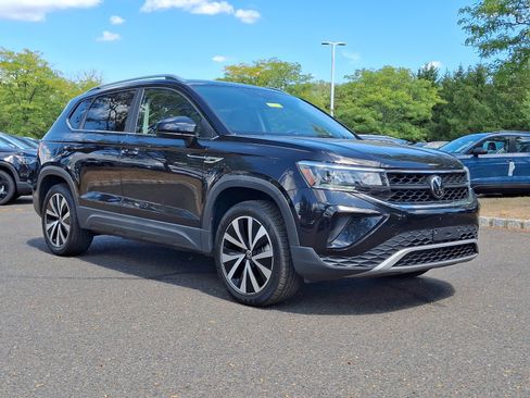 Used 2022 Volkswagen Taos SE w/ Driver Assistance Package image 1