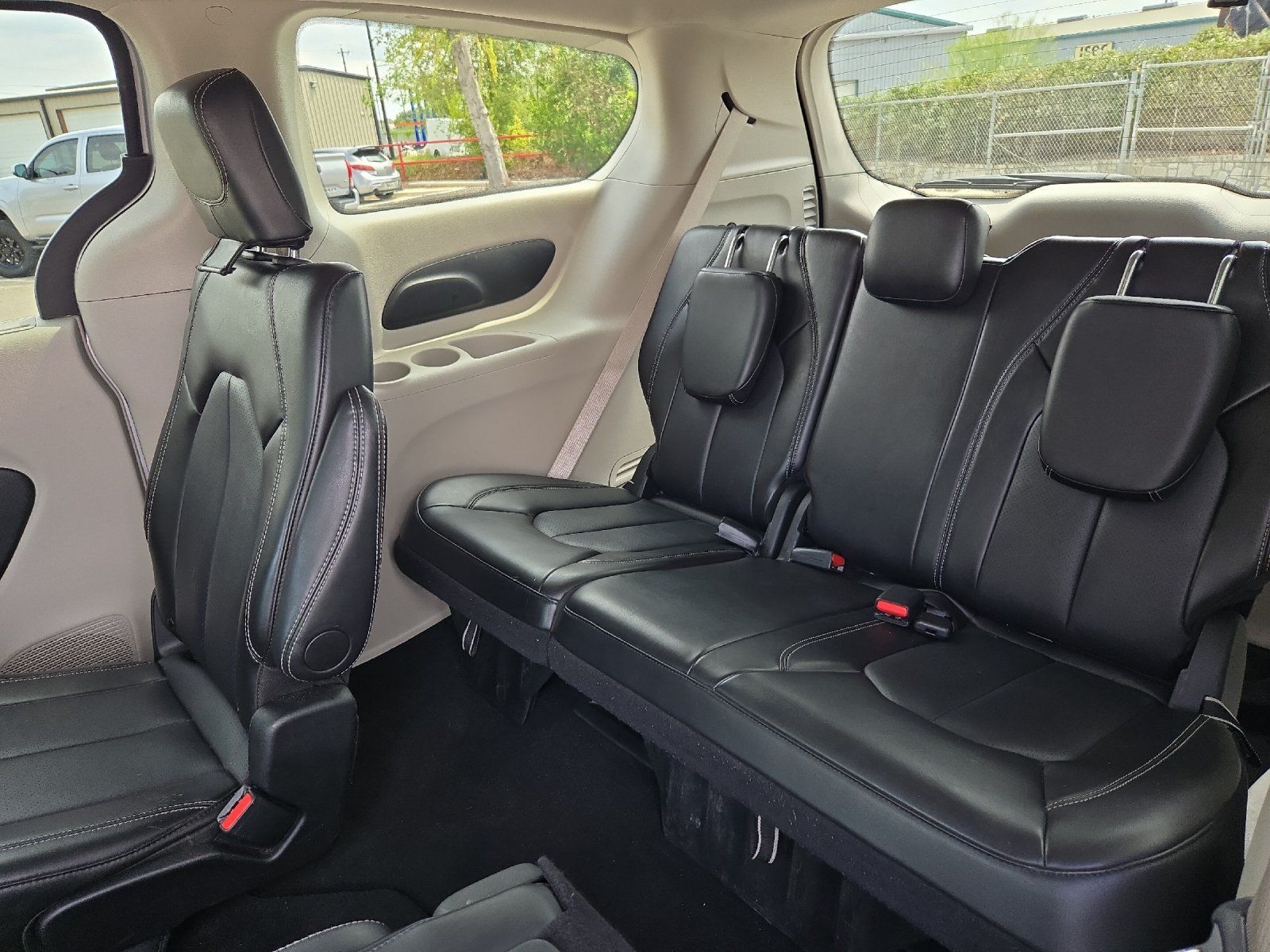 Used 2024 Chrysler Pacifica Touring-L FWD image 14