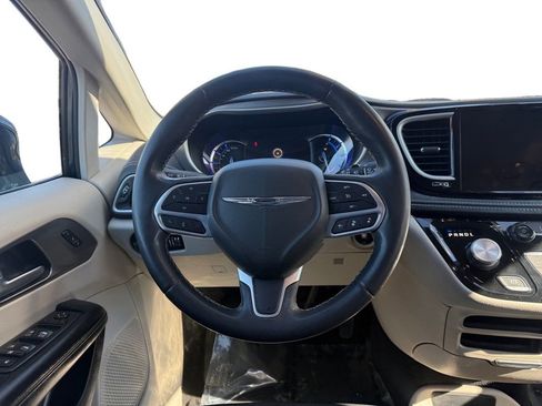 Used 2022 Chrysler Pacifica Touring-L image 16