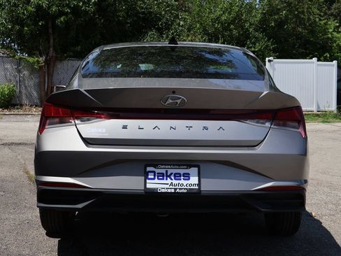 Used 2022 Hyundai Elantra SE FWD image 5