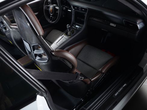 Used 2016 Porsche 911 R image 28