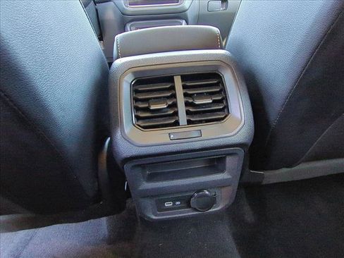 Used 2024 Volkswagen Tiguan SE image 15