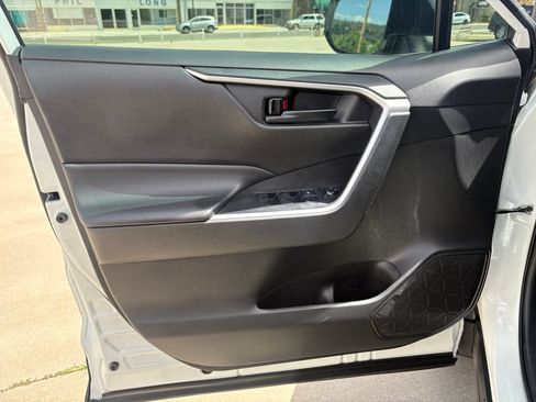 Used 2022 Toyota RAV4 LE FWD image 17