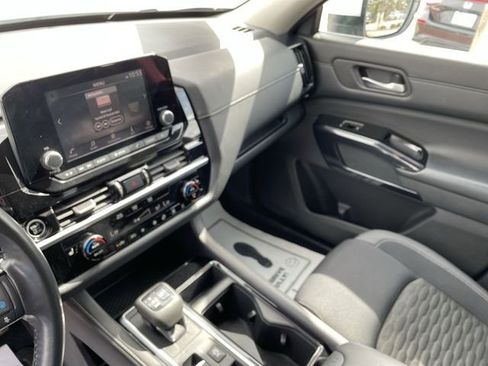 Used 2022 Nissan Pathfinder SV image 13