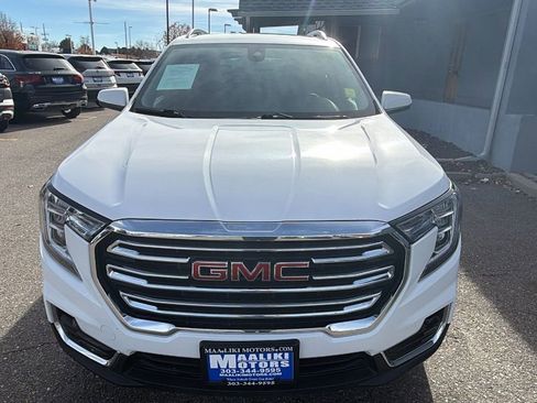 Used 2024 GMC Terrain SLT image 2