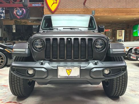Used 2018 Jeep Wrangler Unlimited Sahara AWD/4WD image 3
