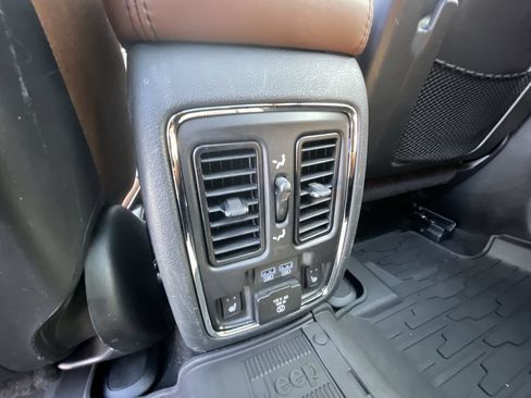 Used 2020 Jeep Grand Cherokee Overland AWD/4WD image 22