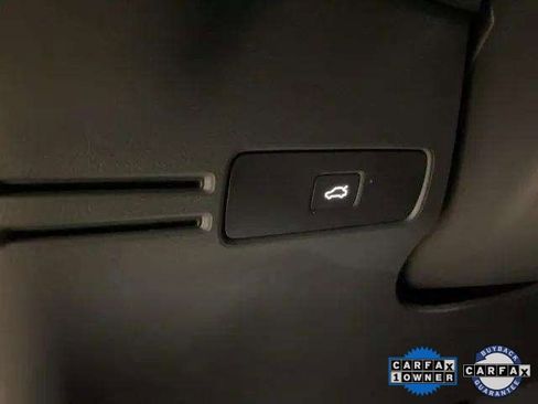 Used 2025 Volvo XC40 B5 Plus image 33