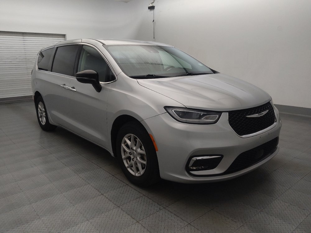 Used 2024 Chrysler Pacifica Touring-L FWD image 13