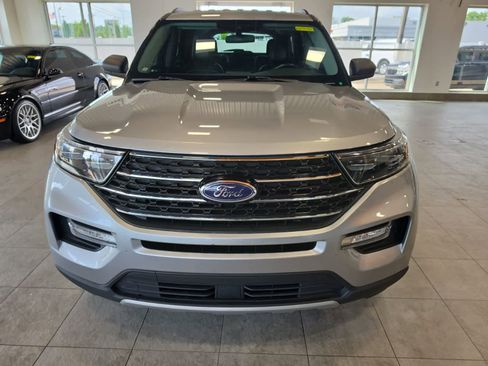 Used 2021 Ford Explorer XLT w/ Equipment Group 202A AWD/4WD image 3