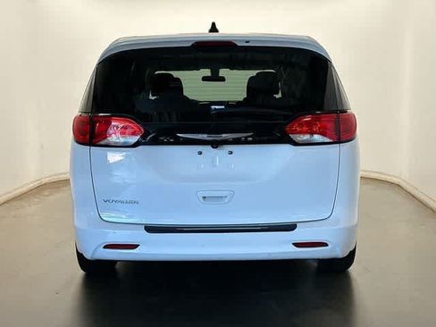 Used 2022 Chrysler Voyager LX FWD image 4