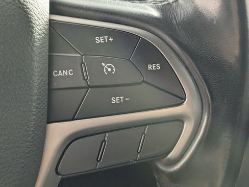 Used 2020 Jeep Grand Cherokee Laredo RWD image 15