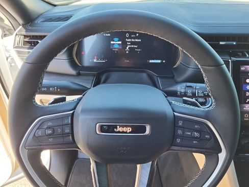 New 2025 Jeep Grand Cherokee Limited w/ Black Appearance Package image 10