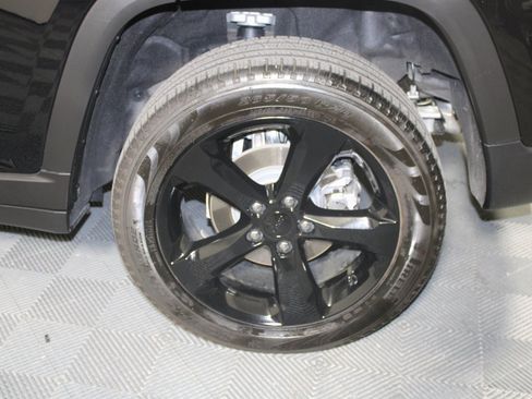 Used 2025 Jeep Grand Cherokee Limited w/ Black Appearance Package image 23