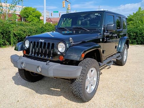 Used 2012 Jeep Wrangler Unlimited Sahara w/ Connectivity Group AWD/4WD image 4