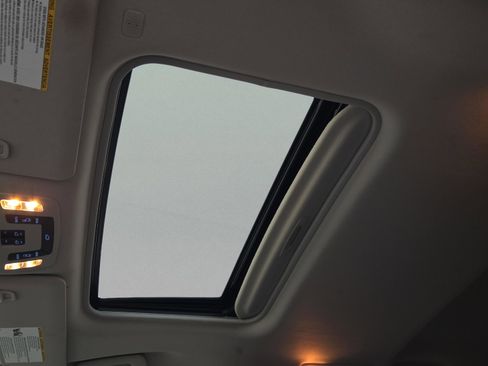 Used 2021 Toyota Sienna XLE image 18