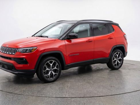 Used 2025 Jeep Compass Limited AWD/4WD image 3
