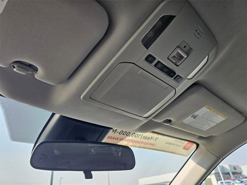 Used 2023 Toyota Highlander L image 28