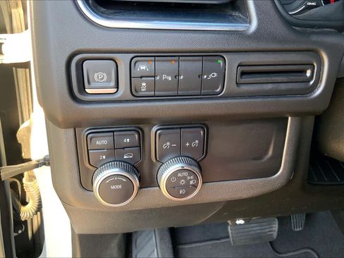 Used 2021 GMC Yukon SLT w/ Rear Media and Nav Package AWD/4WD image 32