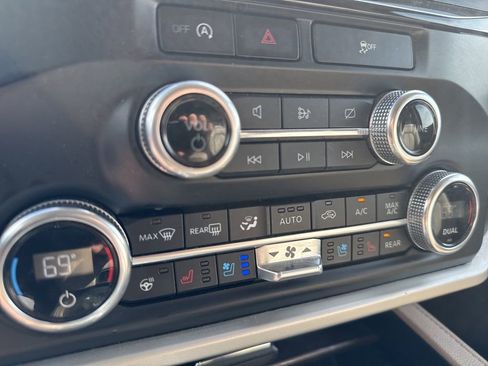 Used 2024 Ford Expedition Limited image 19