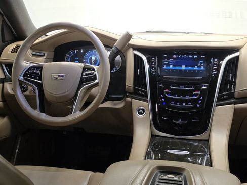 Used 2018 Cadillac Escalade Platinum AWD/4WD image 17
