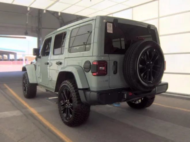 Used 2024 Jeep Wrangler Unlimited Sahara AWD/4WD image 2
