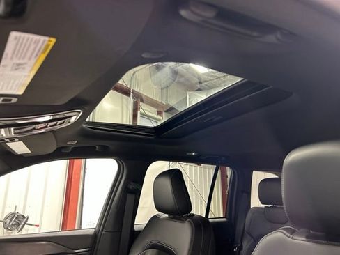 Used 2025 Jeep Grand Cherokee Altitude AWD/4WD image 31