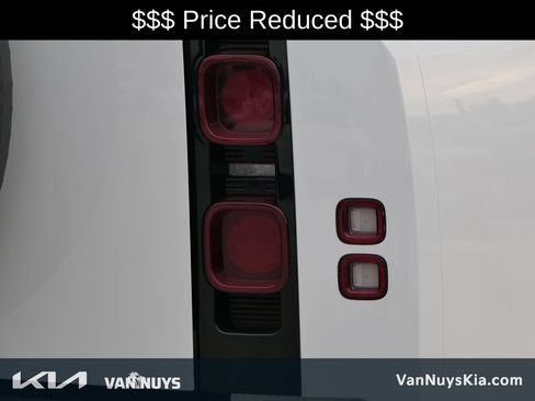 Used 2024 Land Rover Defender 130 X-Dynamic SE image 4