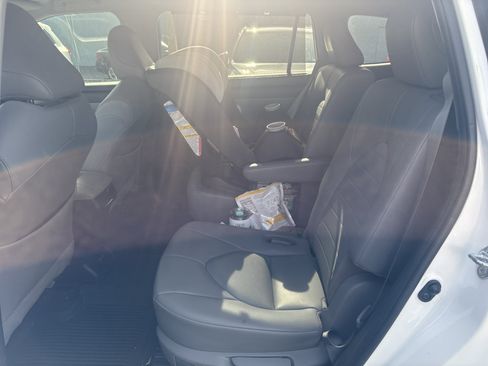 Used 2020 Toyota Highlander XLE AWD/4WD image 5