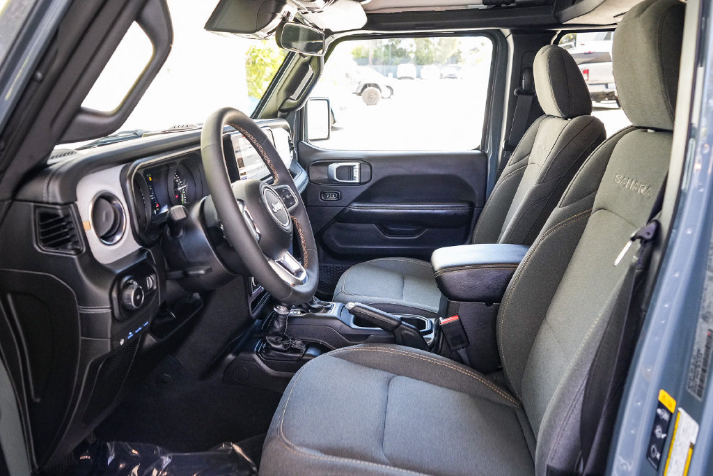 Used 2024 Jeep Wrangler Unlimited Sahara AWD/4WD image 16