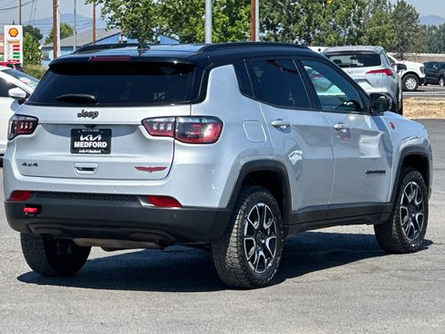 Used 2025 Jeep Compass Trailhawk AWD/4WD image 4