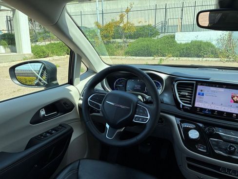 Used 2023 Chrysler Pacifica Touring-L image 37