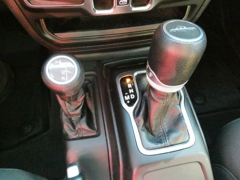 Used 2021 Jeep Gladiator Sport AWD/4WD image 27