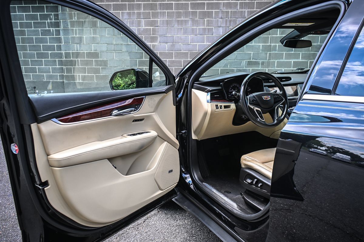Used 2018 Cadillac XT5 Luxury w/ Driver Awareness Package FWD image 7