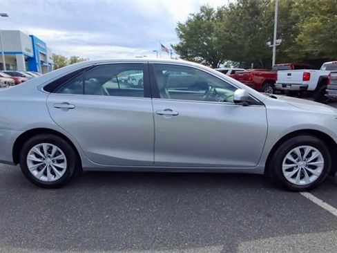 Used 2016 Toyota Camry image 9