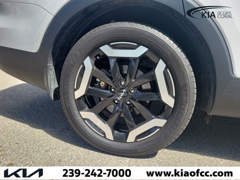 Used 2024 Kia Telluride EX w/ EX Captain's Chair Package AWD/4WD image 9